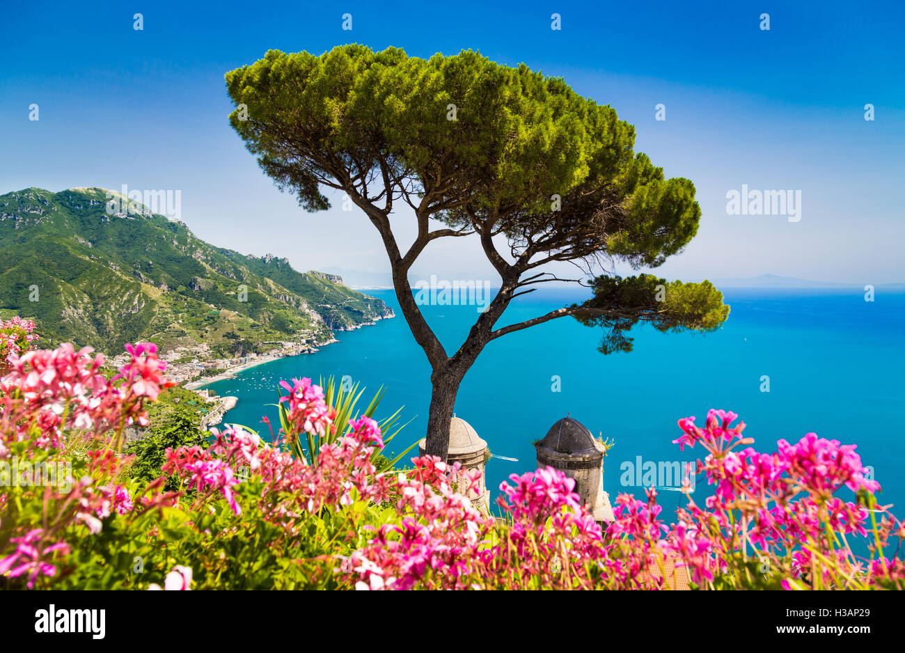 Pintorescas vistas de postal de la famosa costa de Amalfi con el Golfo de Salerno desde Villa Rufolo jardines en Ravello, Campania, Italia Foto de stock