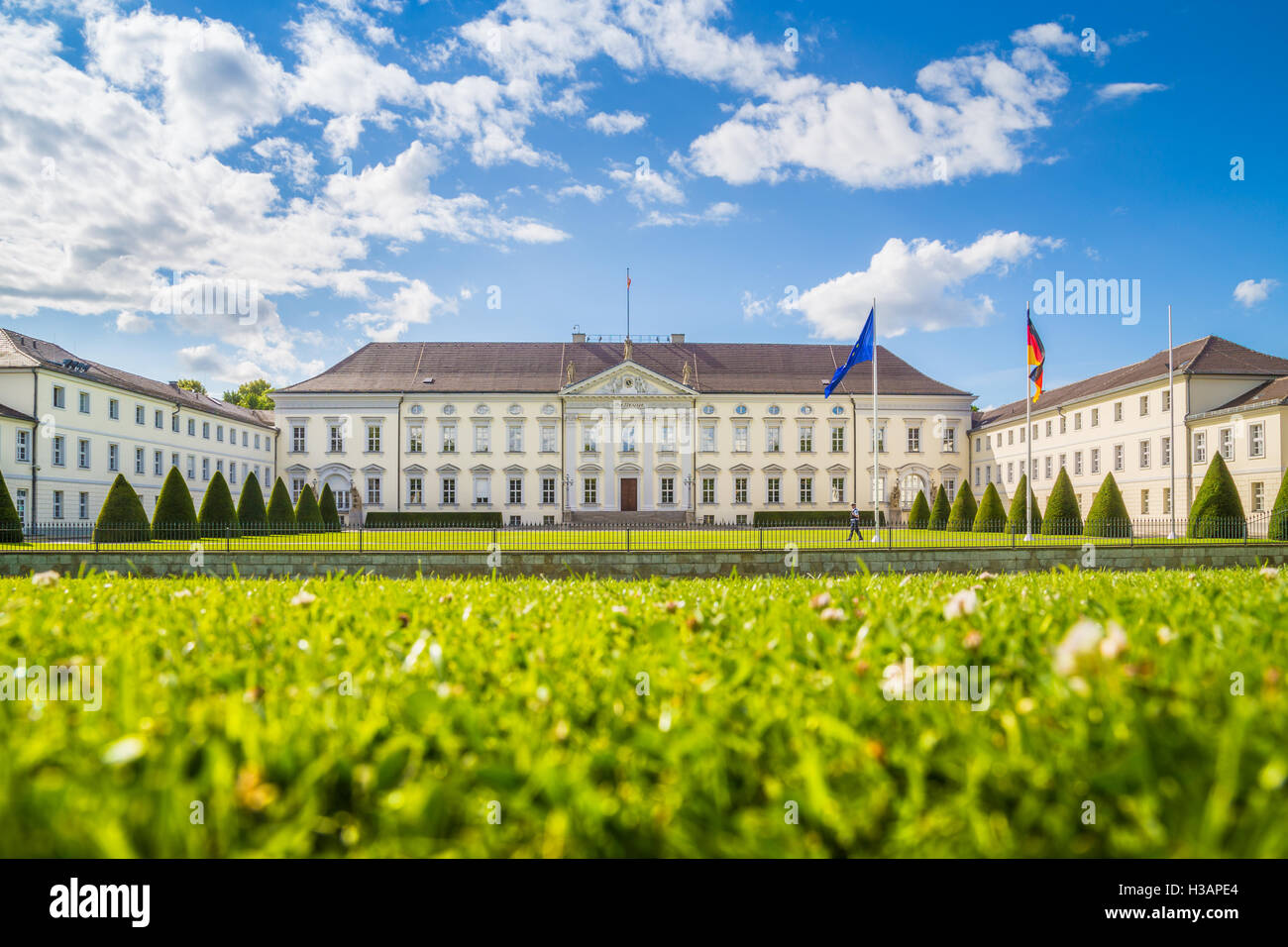 Vista clásica del famoso Schloss Bellevue, residencia oficial del Presidente de la República de Alemania, en Berlín, Alemania Foto de stock