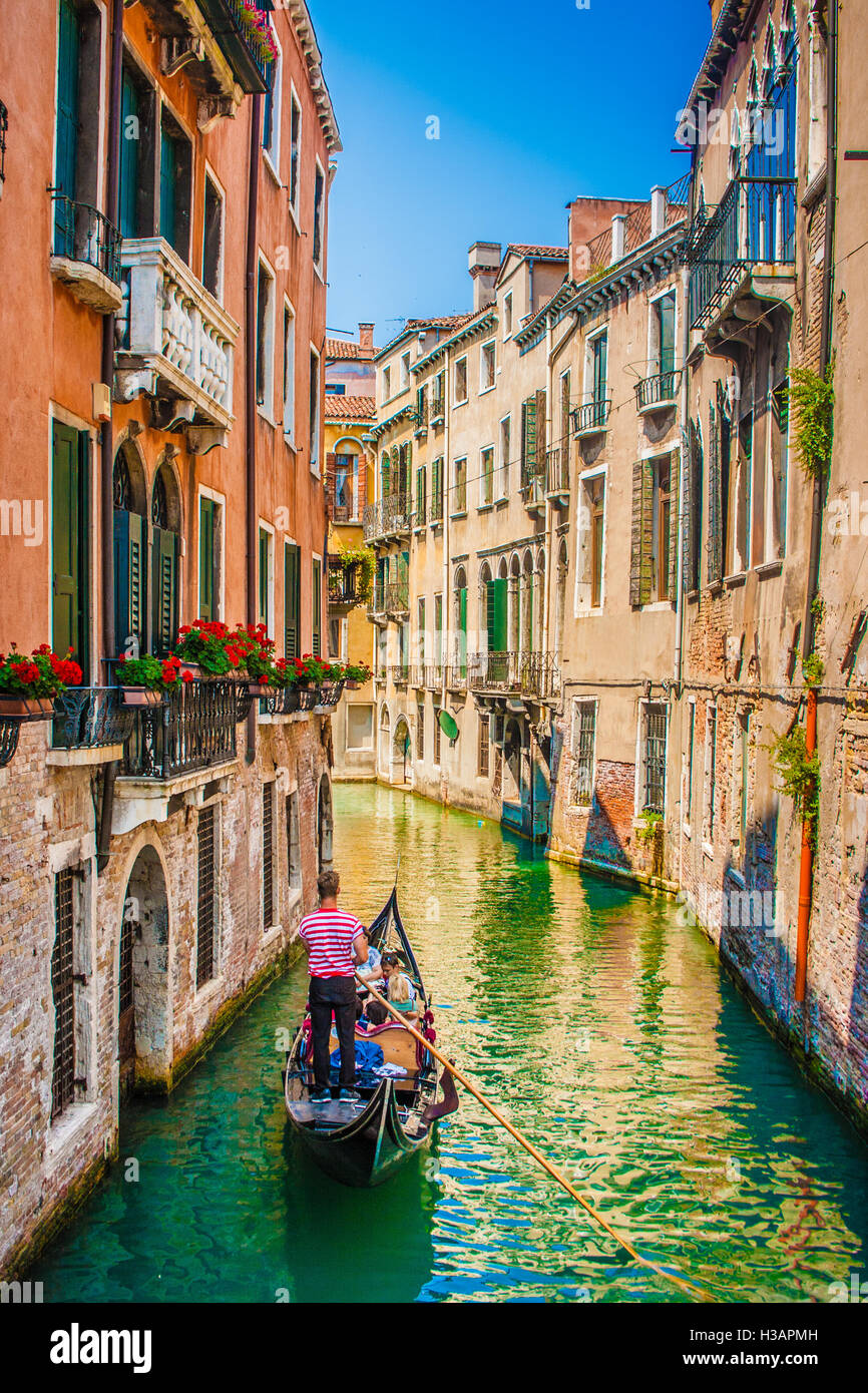 Hermosa escena con góndola tradicional en un canal de Venecia, Italia Foto de stock