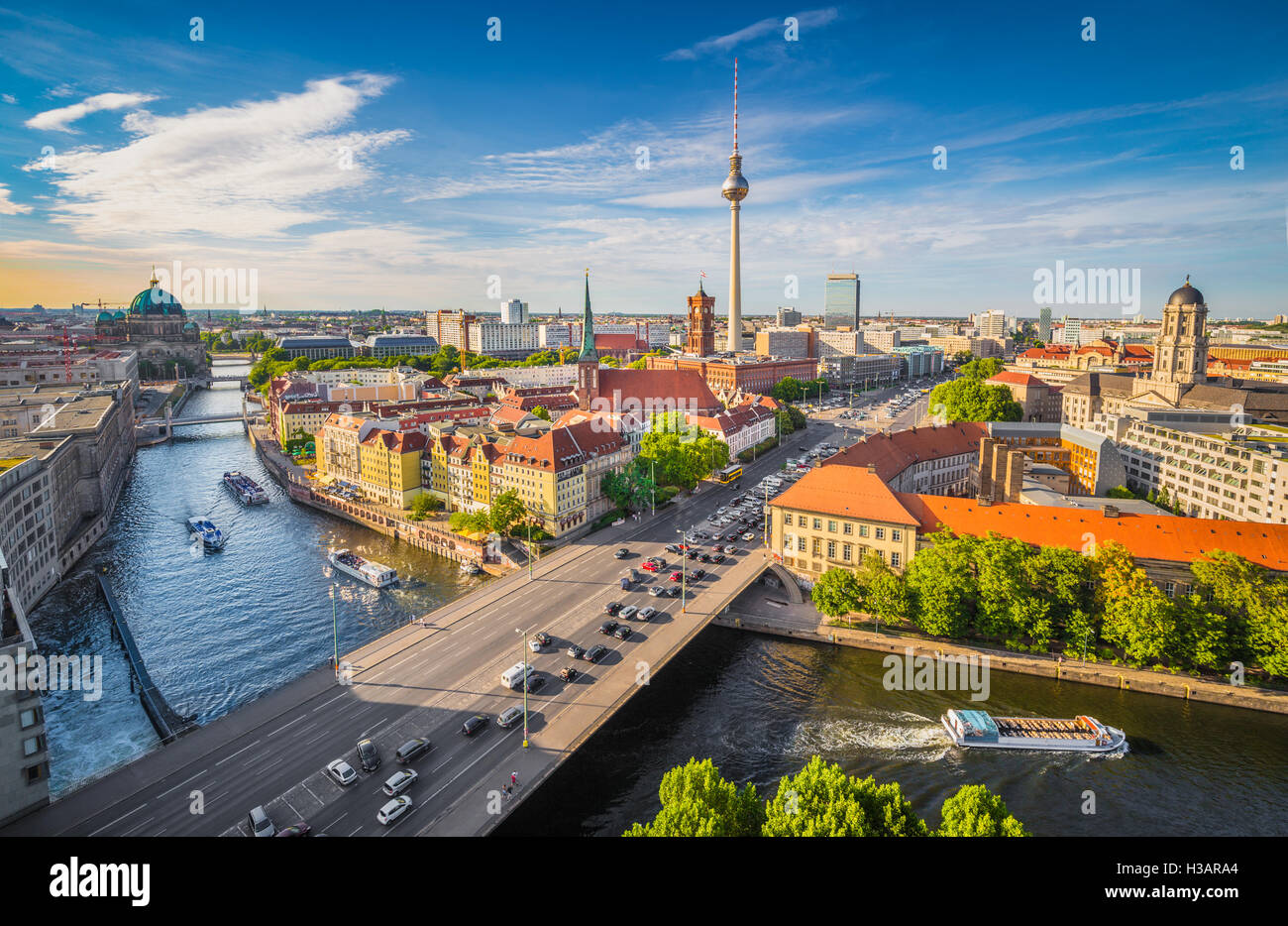 Vista aérea del skyline de Berlín con la famosa torre de TV y el río Spree en la hermosa luz del atardecer al atardecer, Alemania Foto de stock