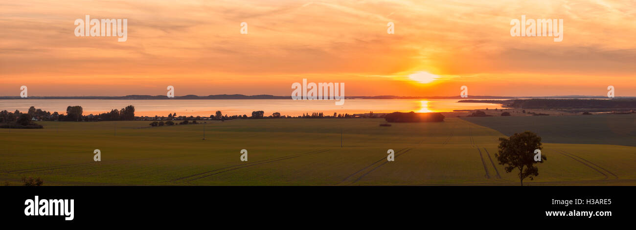 Vistas panorámicas de la puesta de sol en la laguna Rugia Jasmunder Bodden, isla Foto de stock