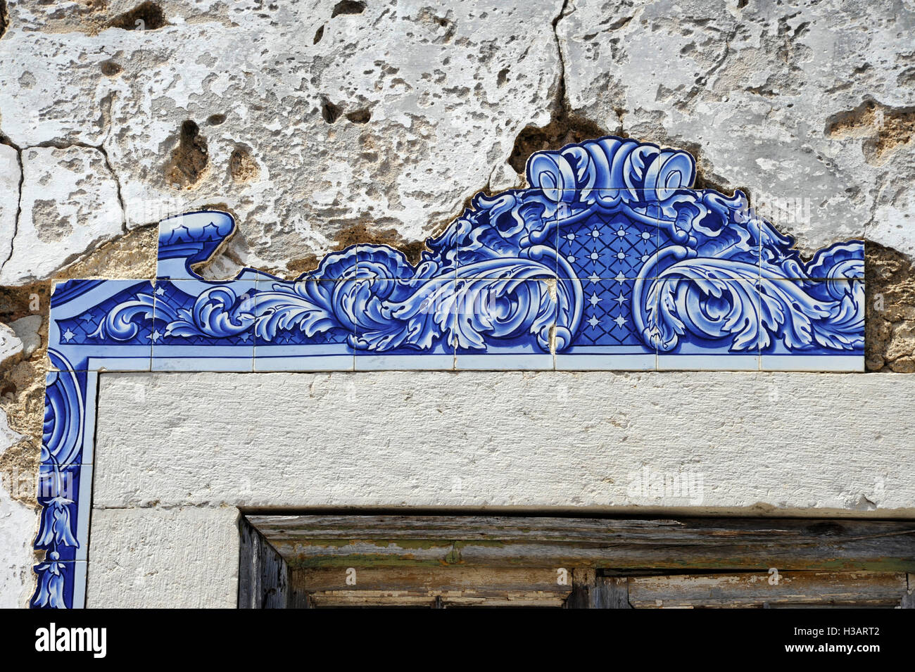 satisfacción mostaza sufrimiento Azulejos antiguos de cerámica fotografías e imágenes de alta resolución - Alamy satisfacción mostaza sufrimiento Azulejos antiguos de cerámica fotografías e imágenes de alta resolución - Alamy