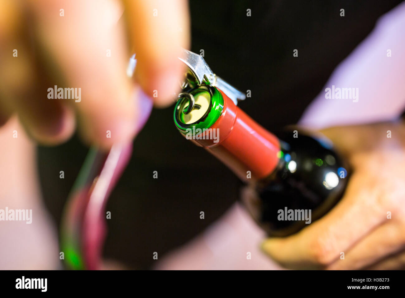 Camarero, abrir una botella de vino tinto Foto de stock