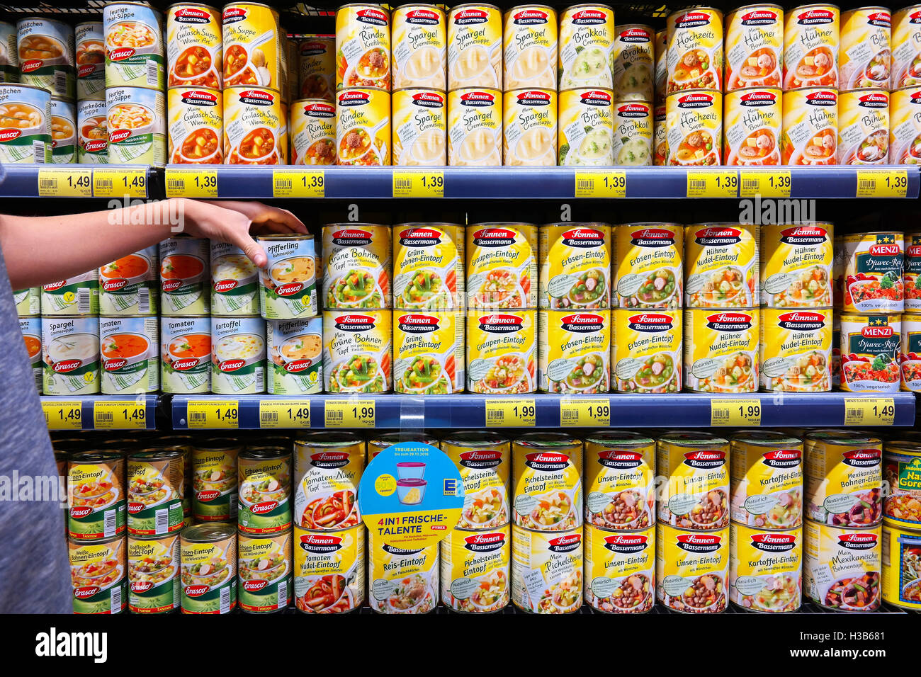 Productos alimenticios enlatados en un supermercado. Foto de stock