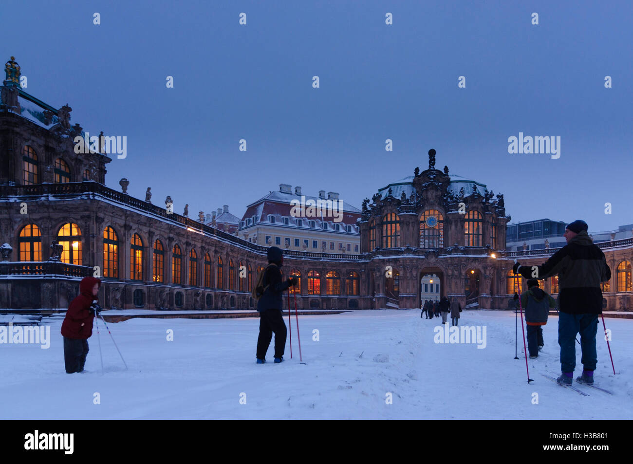 Dresde: los esquiadores en la nieve en el Palacio Zwinger, Sajonia, Sajonia, Alemania Foto de stock