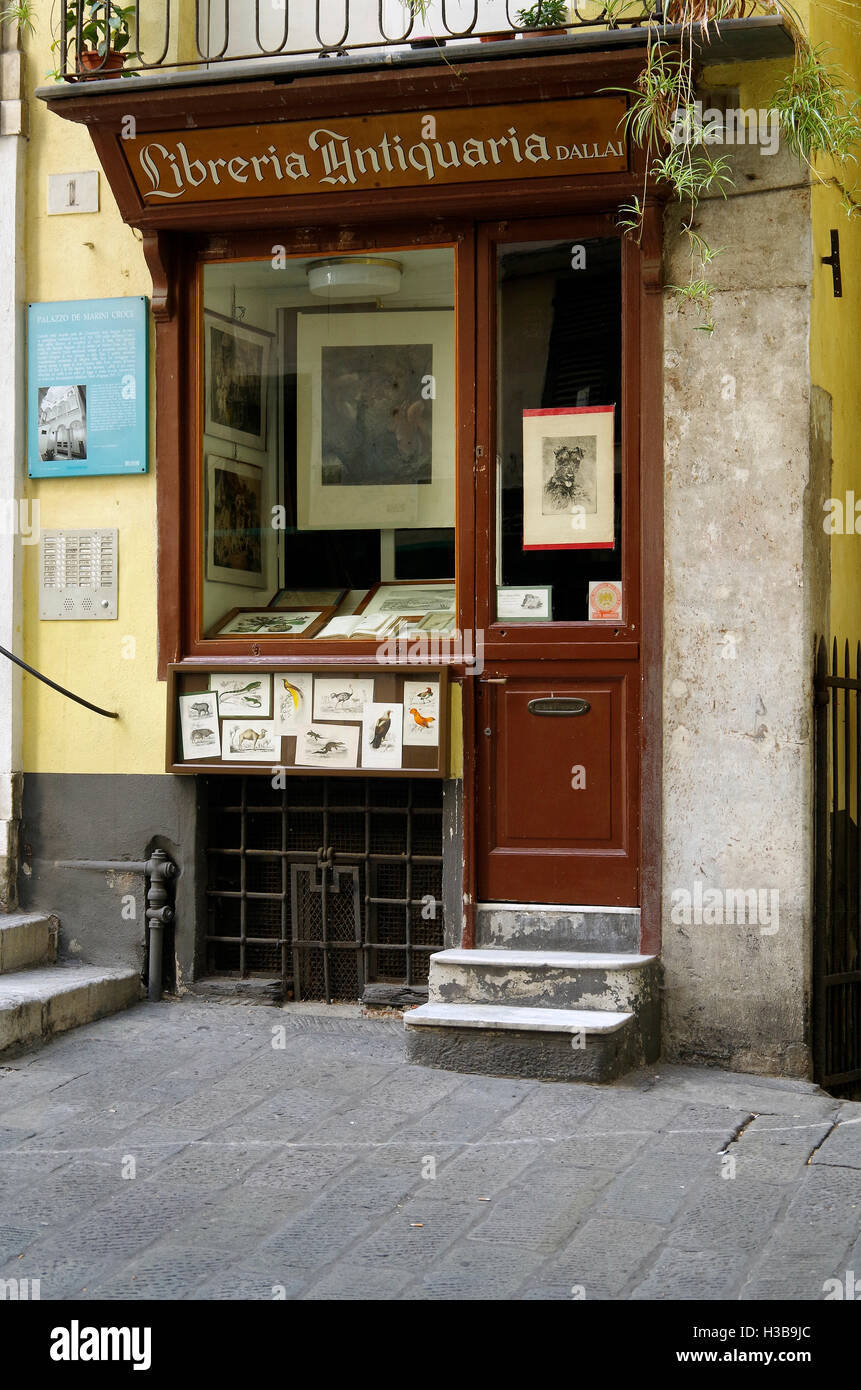 Génova, Italia, pequeña Librería Anticuaria Fotografía de stock - Alamy