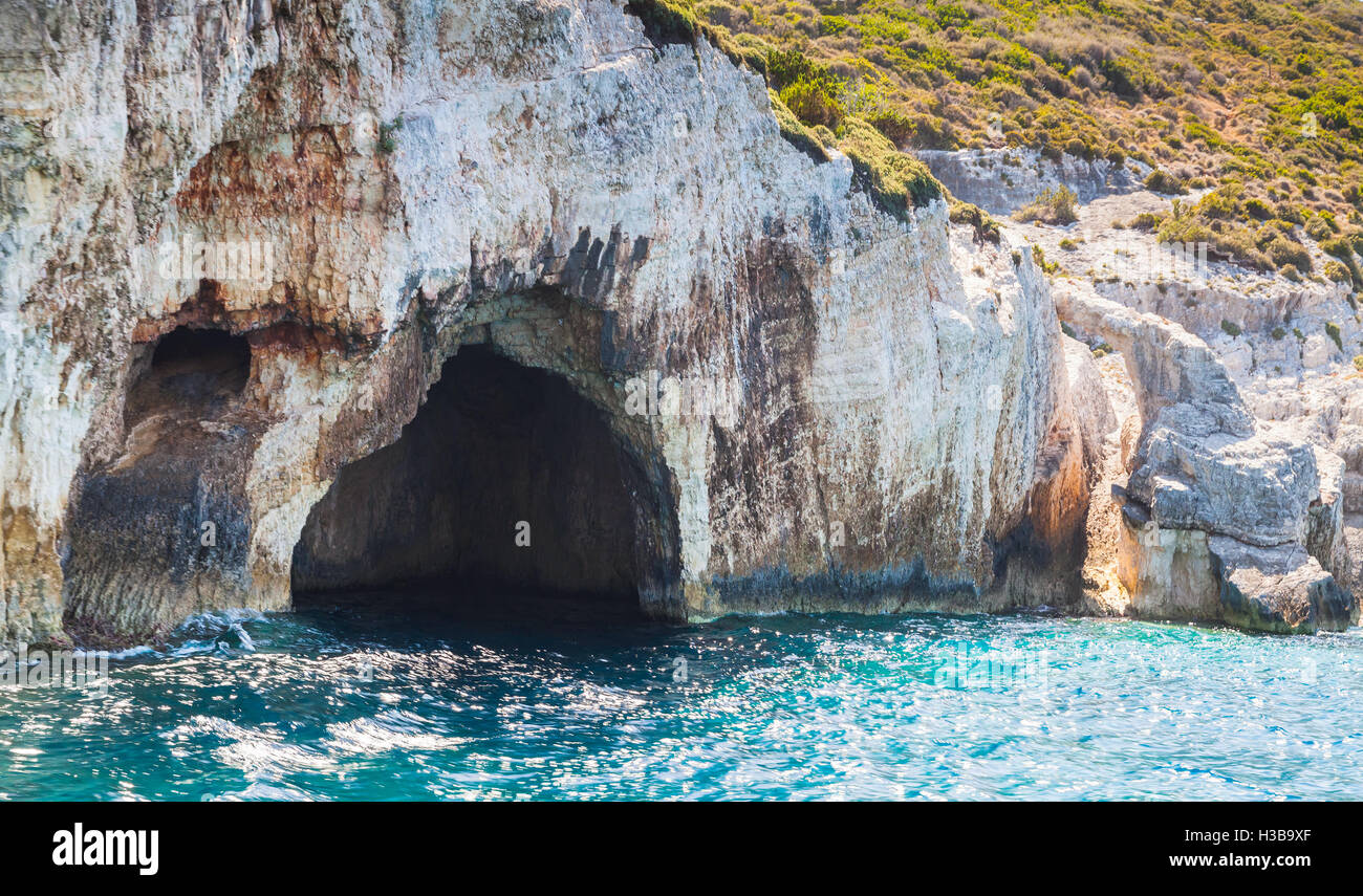 Cueva Azul con vistas al mar, las formaciones costeras naturales de la isla griega de Zakynthos en el Mar Jónico. Destino turístico popular Foto de stock
