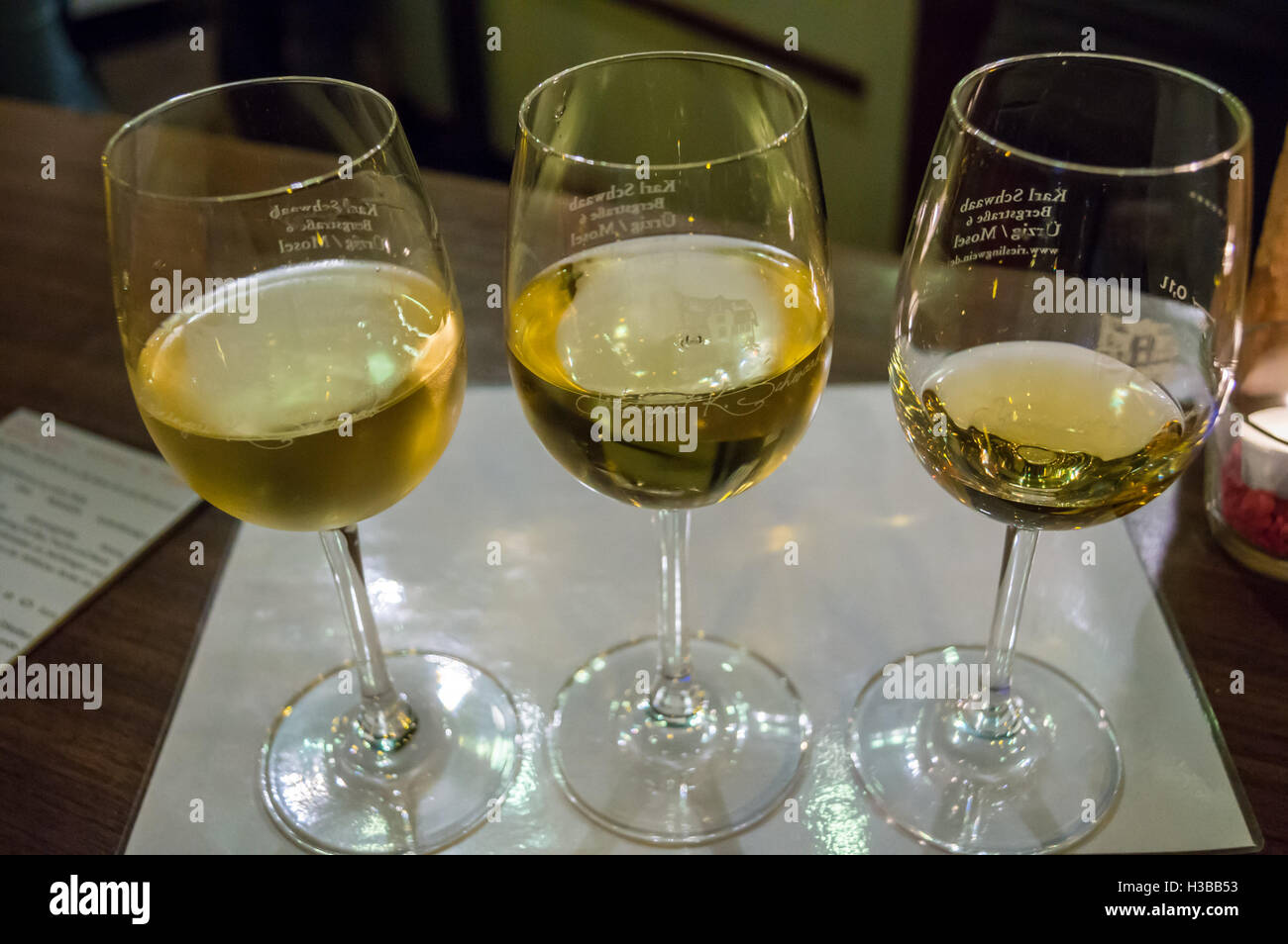 Tres vasos de vino Riesling Weingut Karl Schwaab, Ürzig, río Mosel, Renania-Palatinado, Alemania vuelo de cata Foto de stock