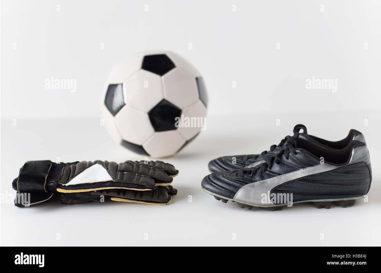 Cerca del portero, bolas, guantes, botas de fútbol Fotografía de stock -  Alamy