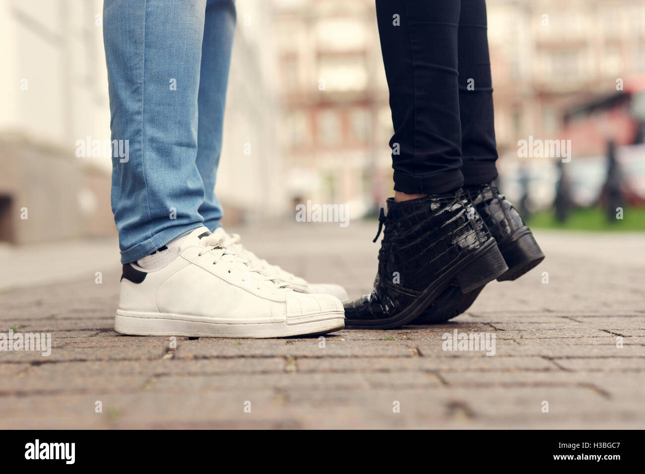 Cerca de las piernas de besos par Fotografía de stock - Alamy
