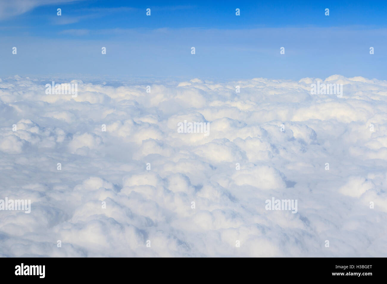 Esponjosas nubes blancas arriba de un avión Foto de stock