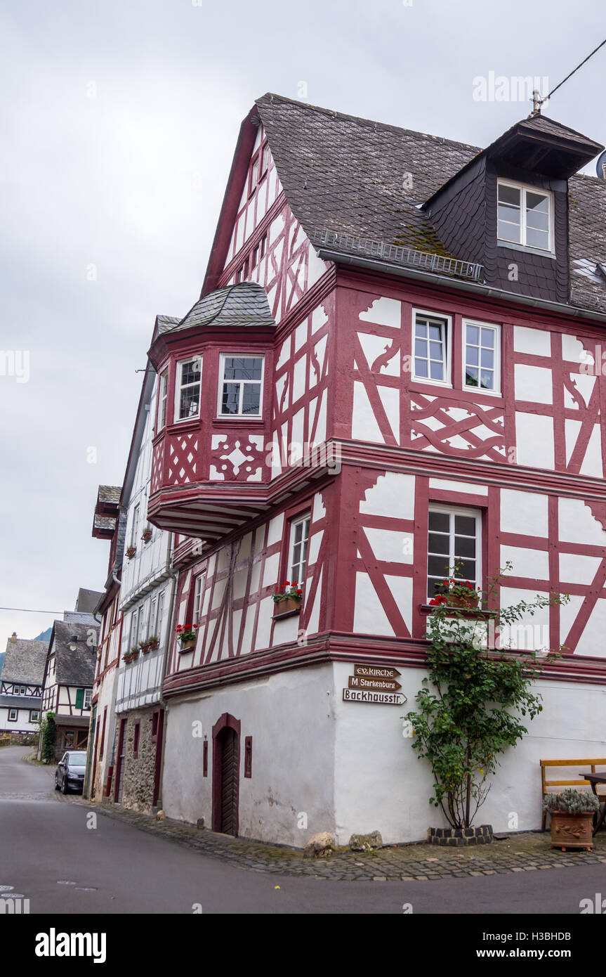 Fachwerk casas medievales con entramados de madera, Enkirch, río Mosel, Renania-Palatinado, Alemania Foto de stock