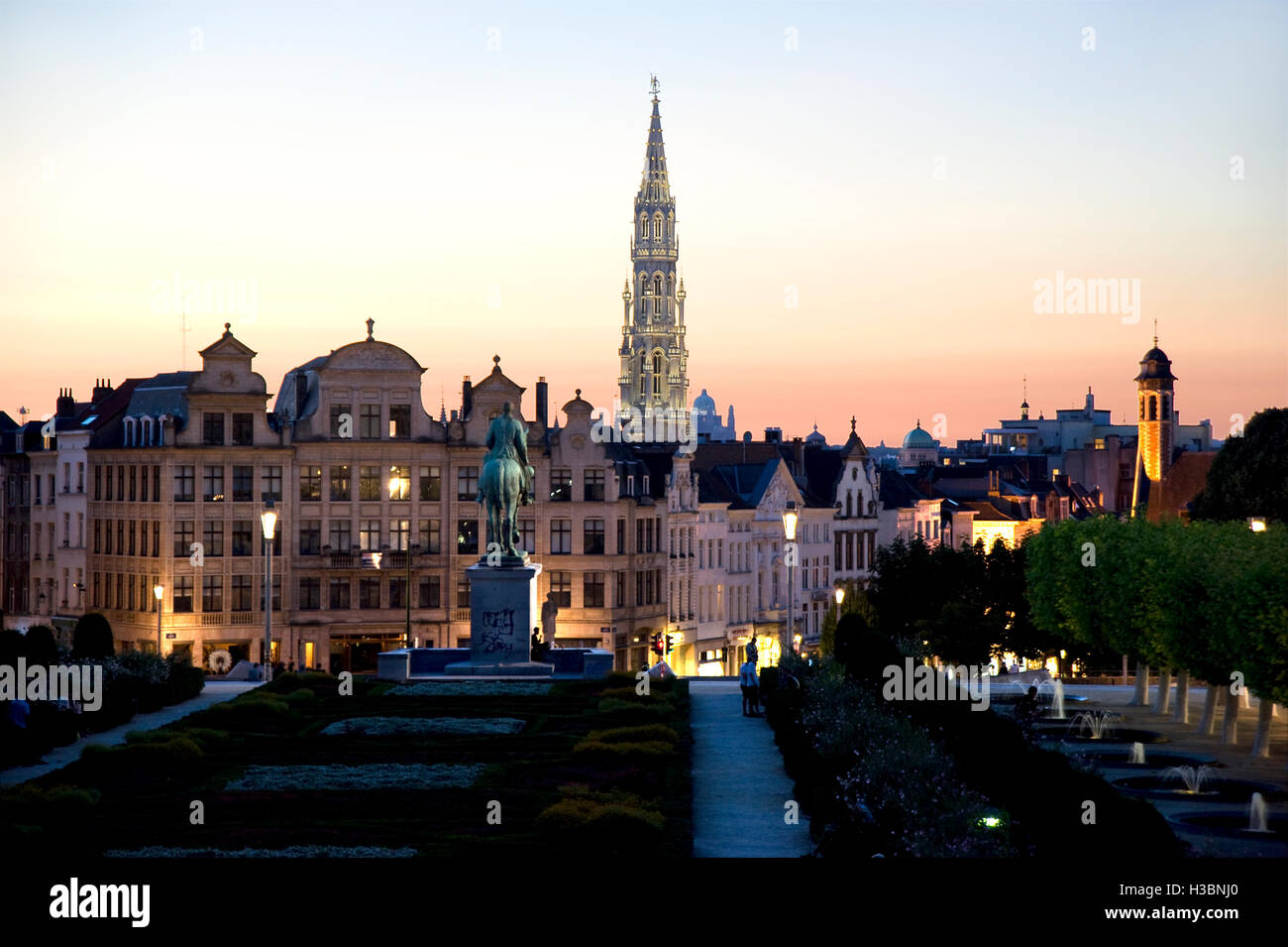 Perfil del centro histórico de la ciudad de Bruselas, Bélgica al atardecer Foto de stock