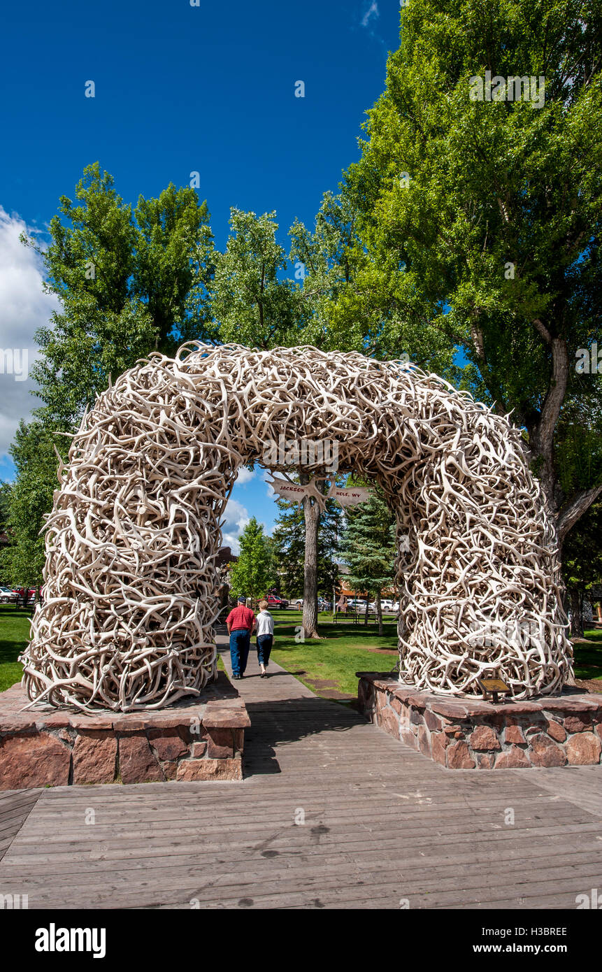Elk cornamenta arcos plaza principal de la ciudad el centro de Jackson Hole, Wyoming, Estados Unidos. Foto de stock