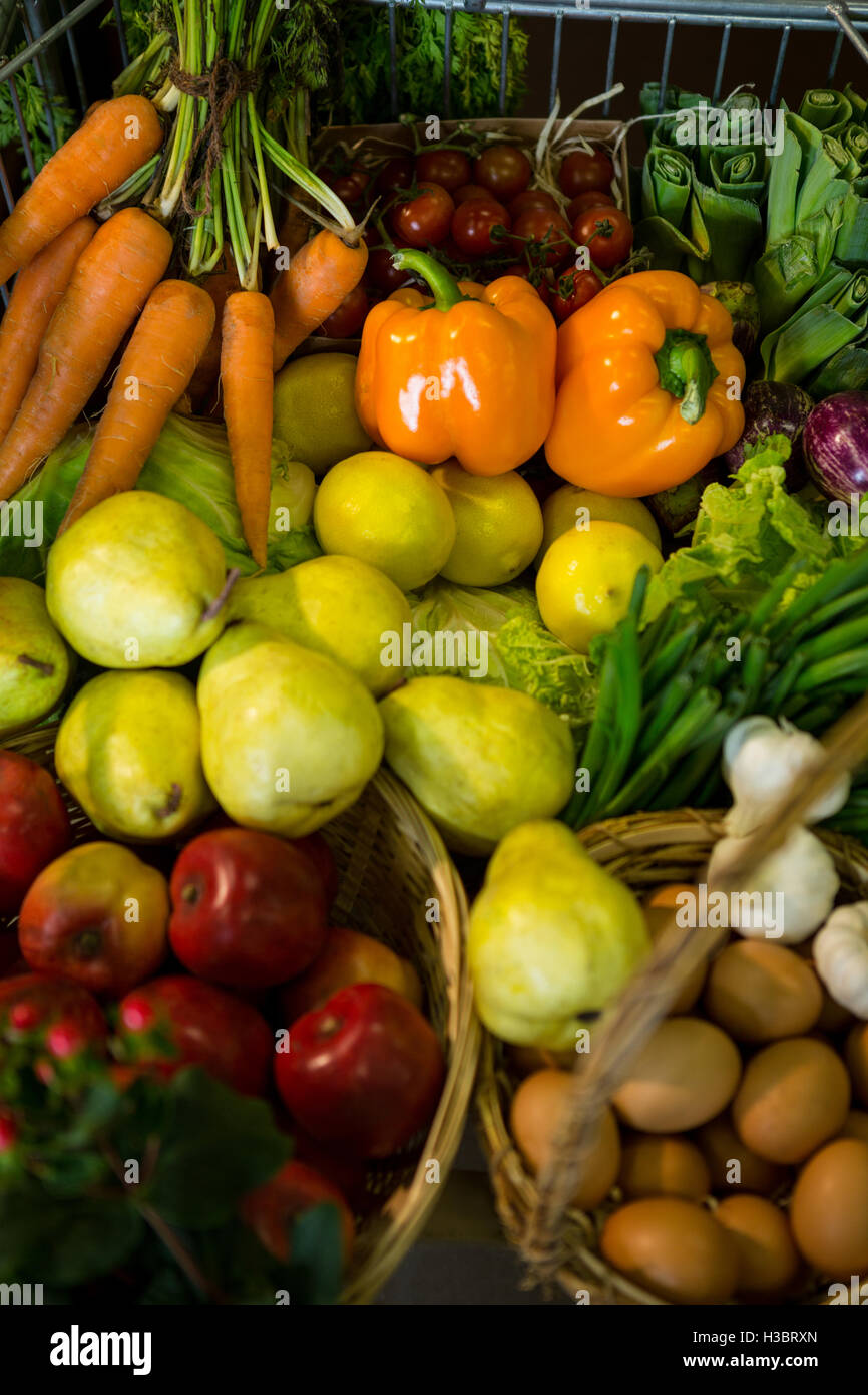 Variedad de hortalizas y frutas en la estantería Foto de stock