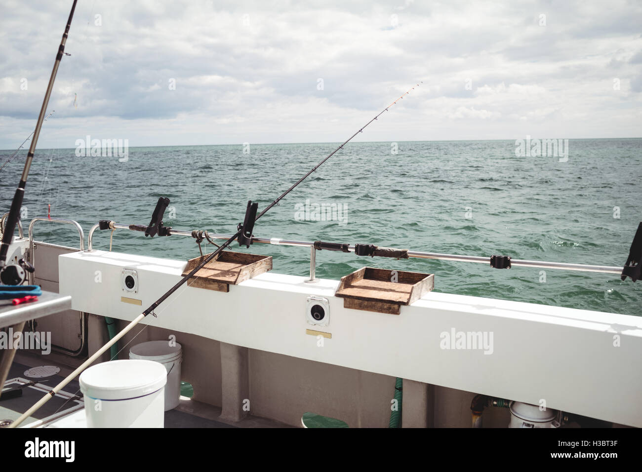 Cañas de pescar en barco de pesca fotografías e imágenes de alta