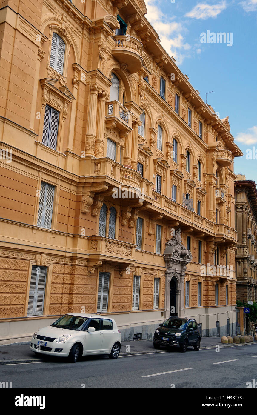 Edificio de apartamentos en el barrio del mercado de Génova, cerca de la Via XX Septembre. Foto de stock
