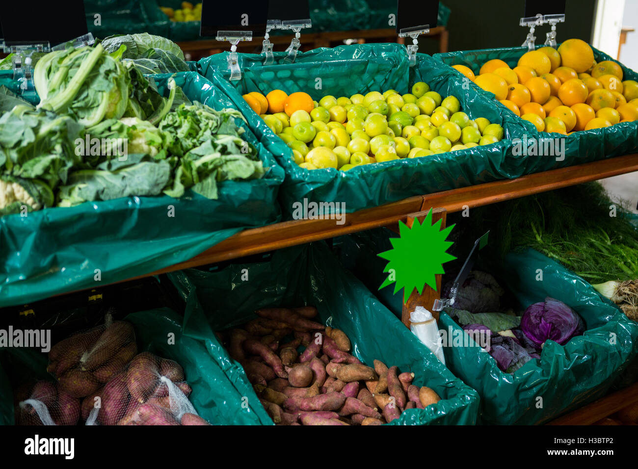Variedad de hortalizas y frutas en la estantería Foto de stock