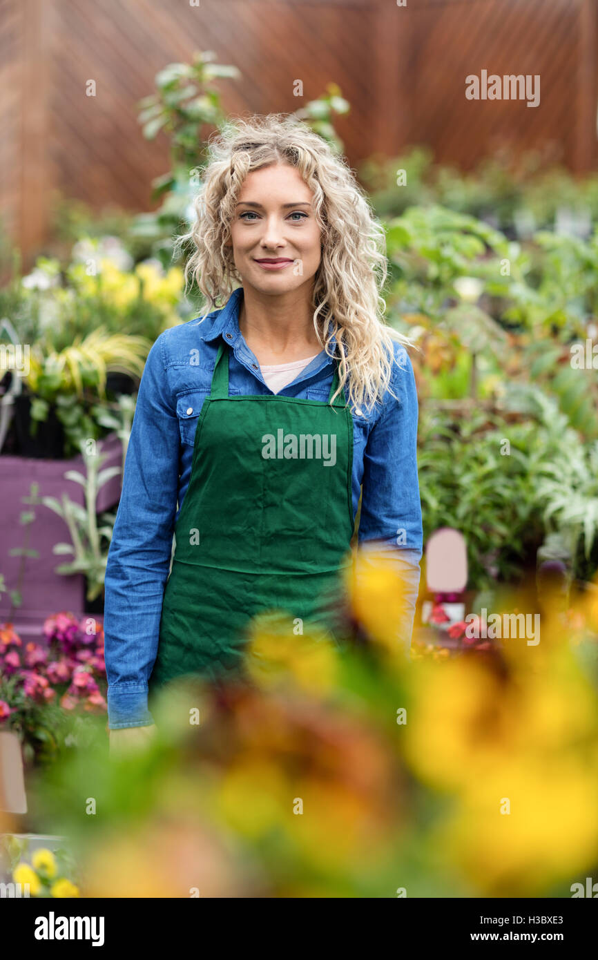 Retrato de mujer sonriente floristería Foto de stock