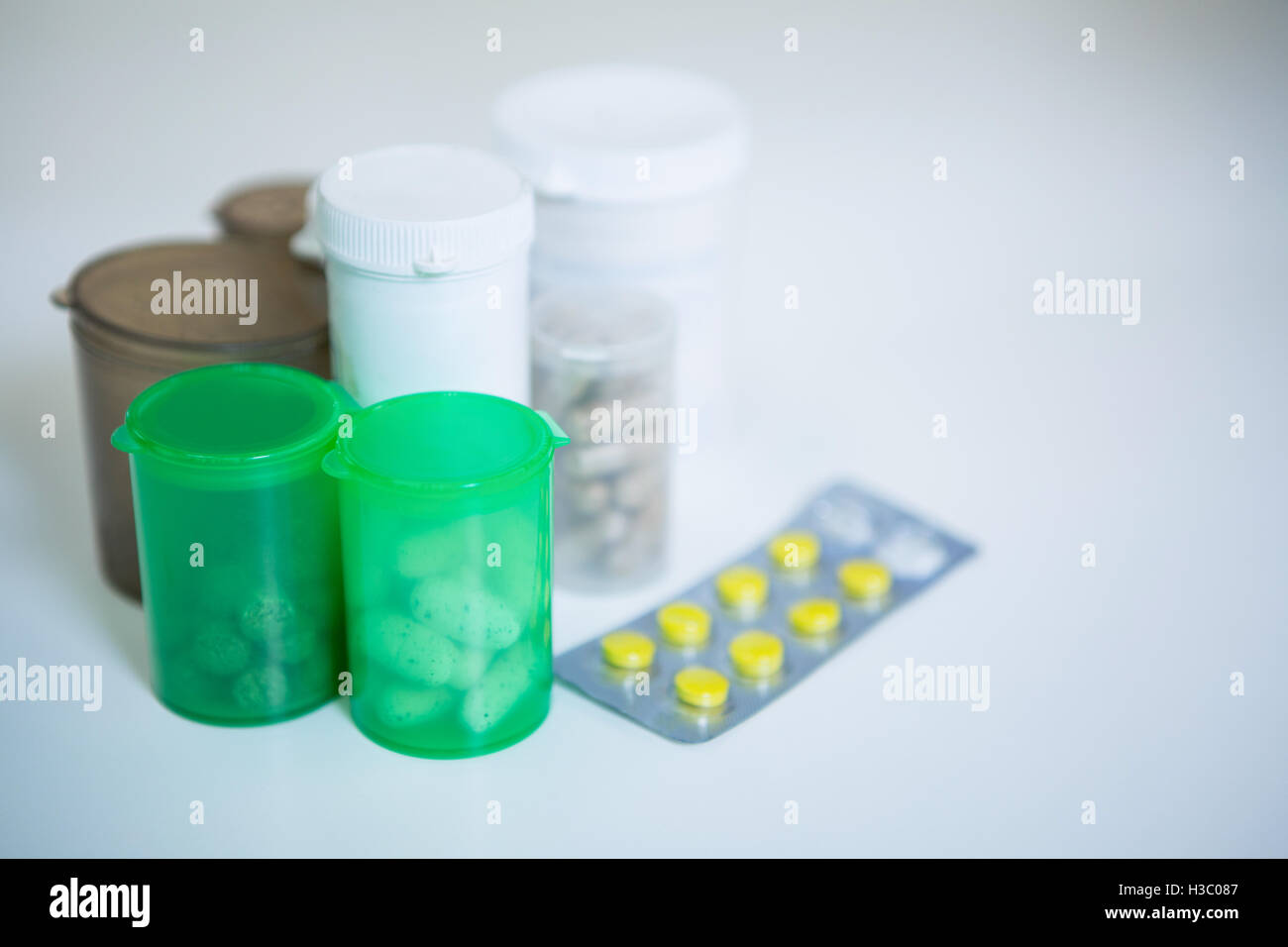 Diversos medicamentos recetados en mesa Foto de stock
