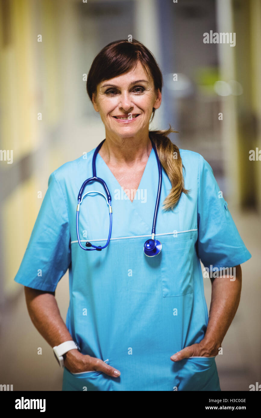 Retrato de enfermera de pie con las manos en el bolsillo Foto de stock