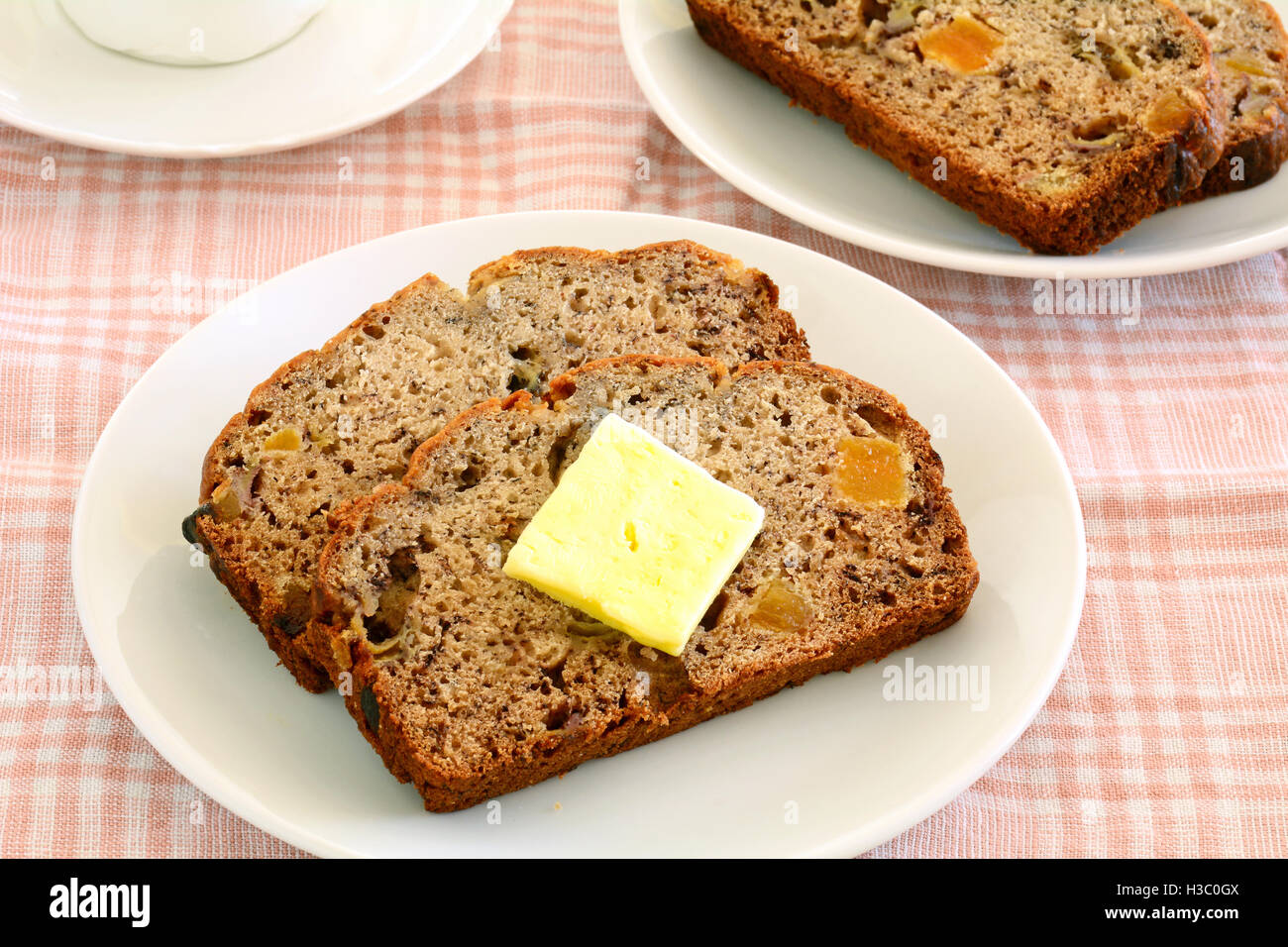 Recién horneados pan de banana con dulce de albaricoque piezas en formato horizontal Foto de stock