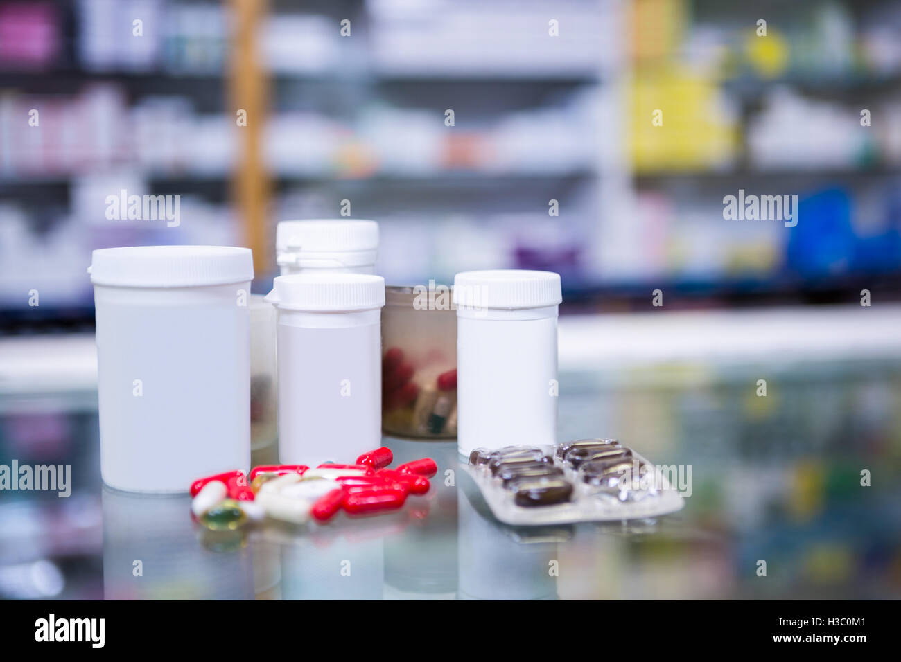 Diversos medicamentos recetados en mesa Foto de stock