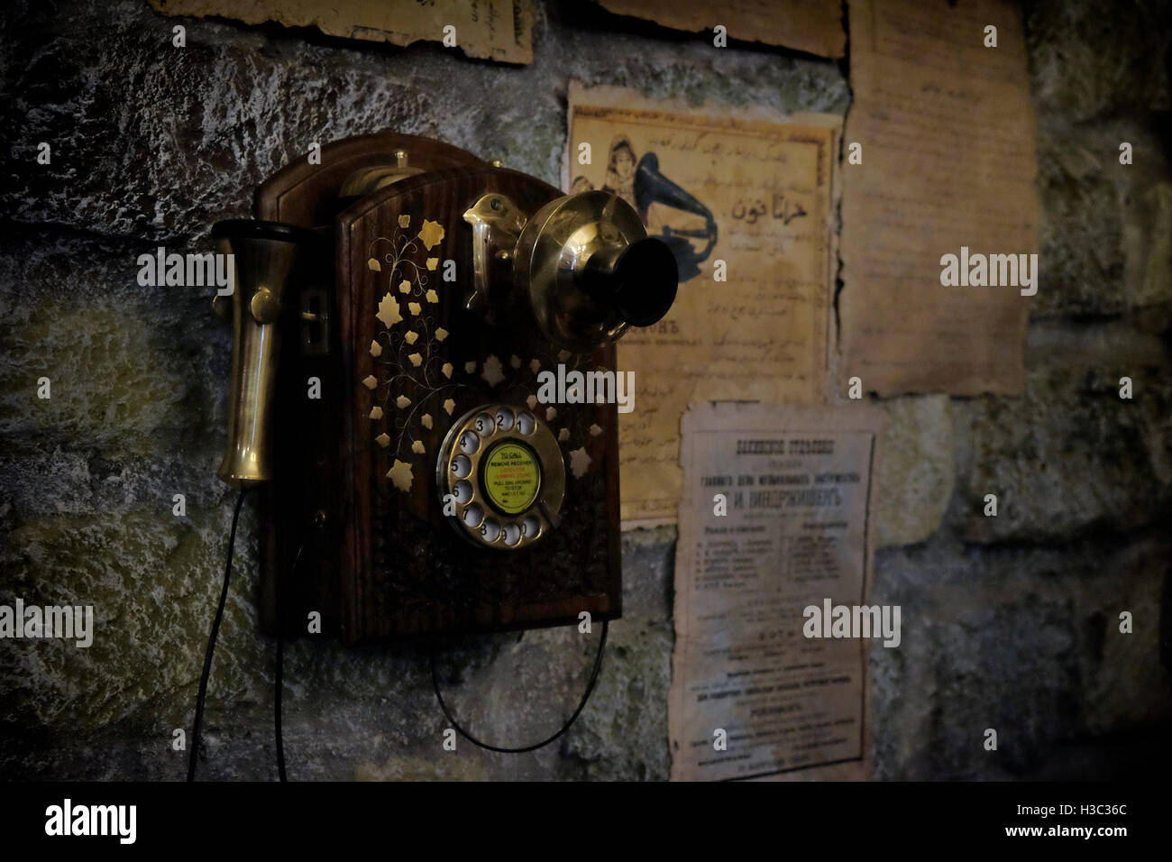 Un antiguo teléfono de pared de madera decorar un restaurante en Bakú, Azerbaiyán Foto de stock