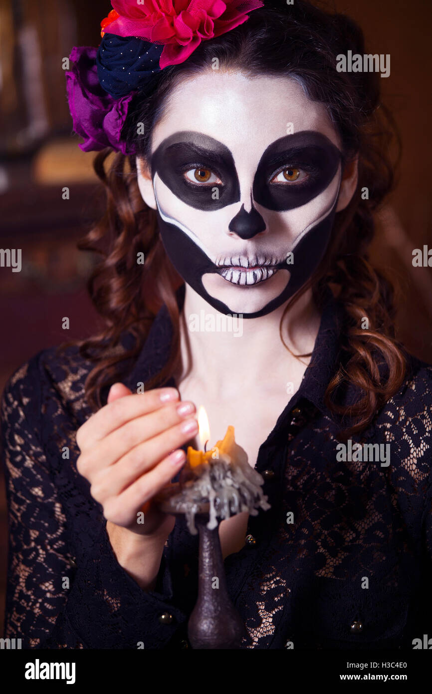Joven Mujer hermosa cara pintada como esqueleto. Halloween o calavera tema  Fotografía de stock - Alamy