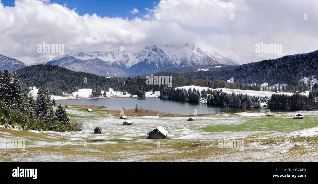 Paisaje Panorámico de Baviera con Karwendel montañas y lago en invierno Foto de stock