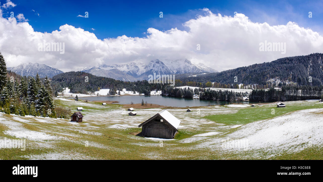 Paisaje Panorámico de Baviera con Karwendel montañas y lago en invierno Foto de stock