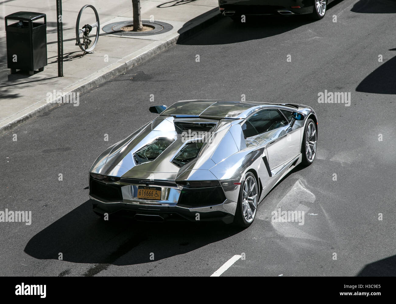 Lamborghini plateado con placas de discapacitados en las calles. La ciudad  de Nueva York Fotografía de stock - Alamy