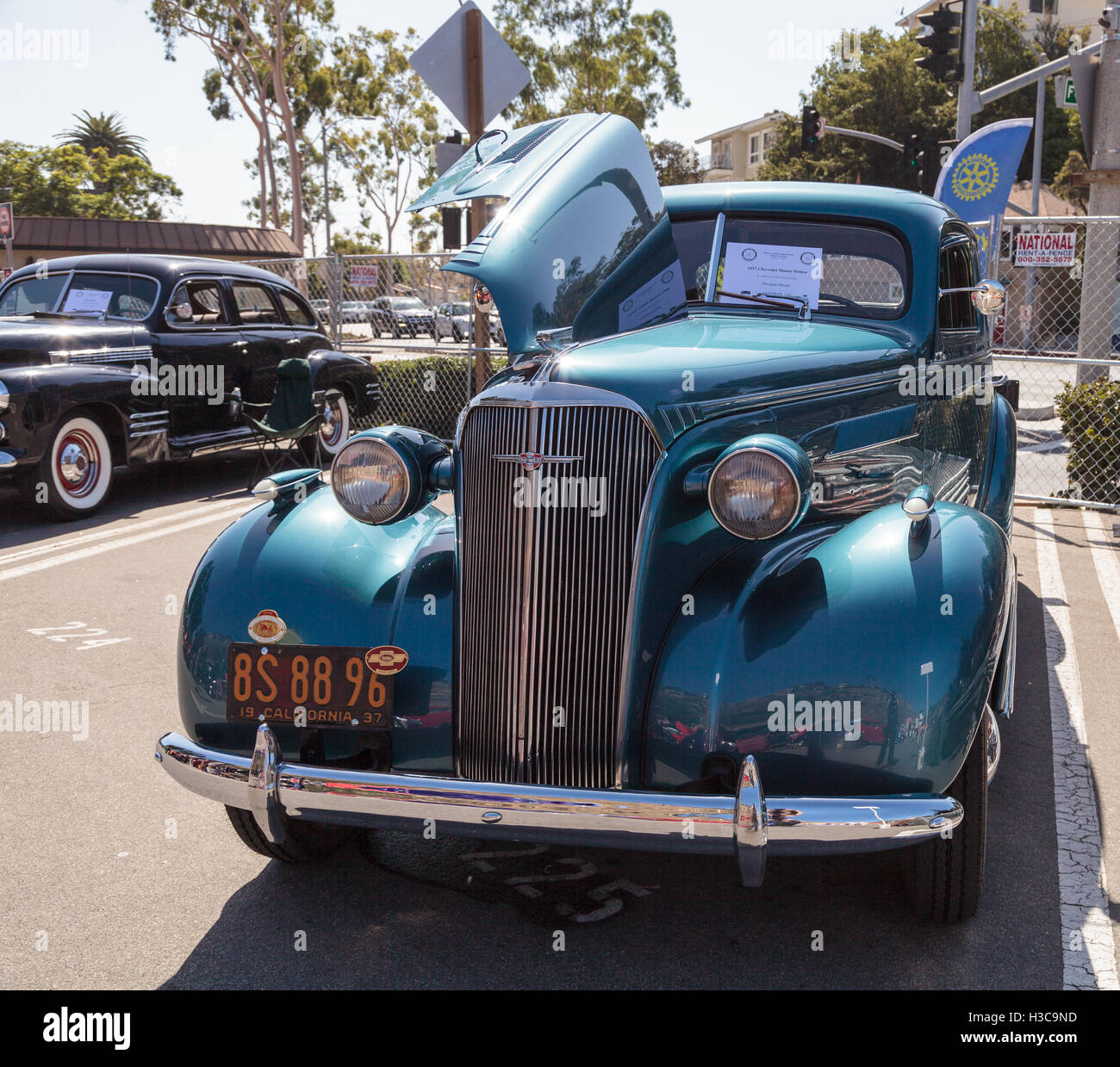 Laguna Beach, CA, EE.UU. - Octubre 2, 2016: Teal 1937 Chevrolet Master Deluxe propiedad de Dwayne Mears y visualizada en el Rotary Clu Foto de stock