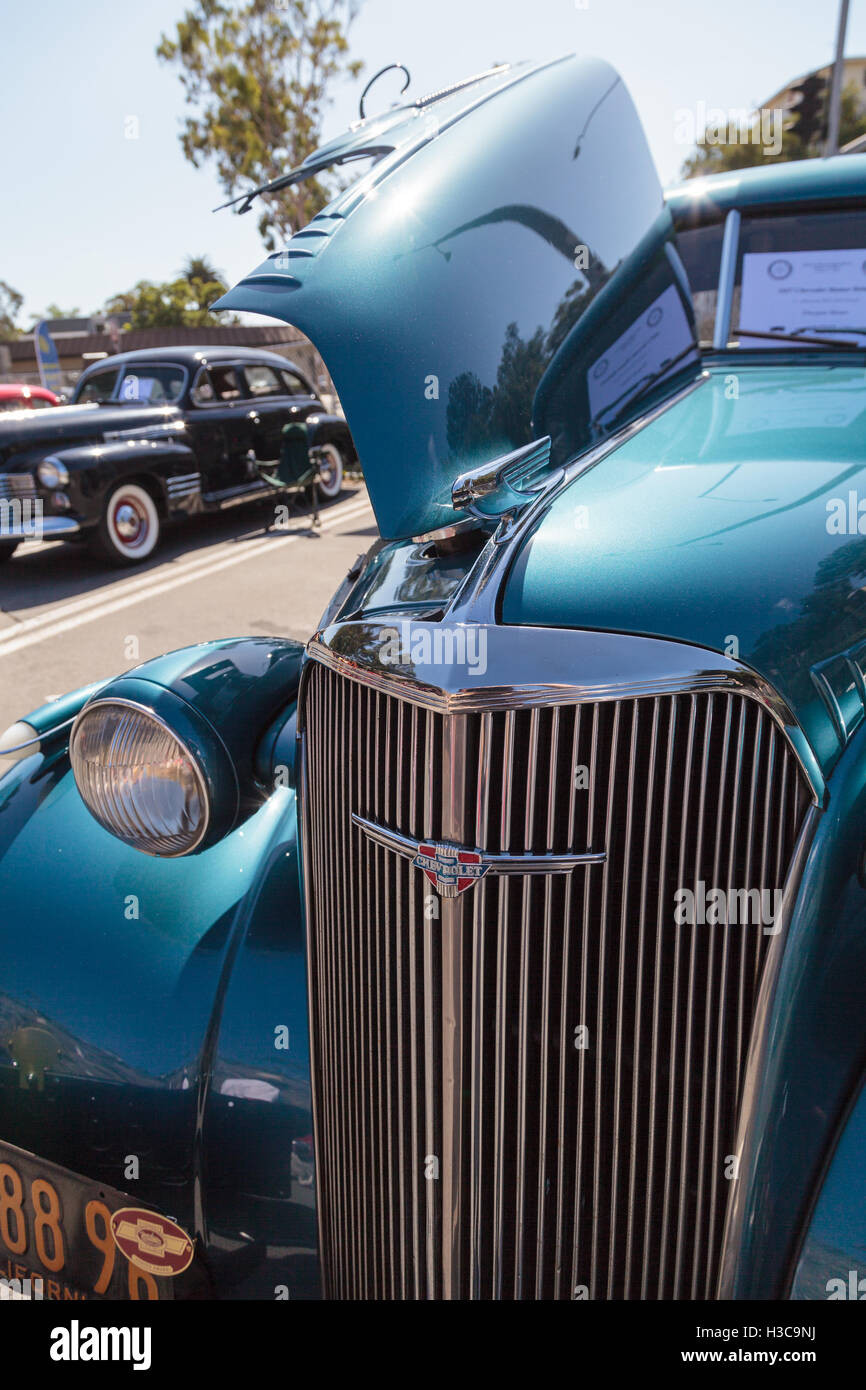 Laguna Beach, CA, EE.UU. - Octubre 2, 2016: Teal 1937 Chevrolet Master Deluxe propiedad de Dwayne Mears y visualizada en el Rotary Clu Foto de stock