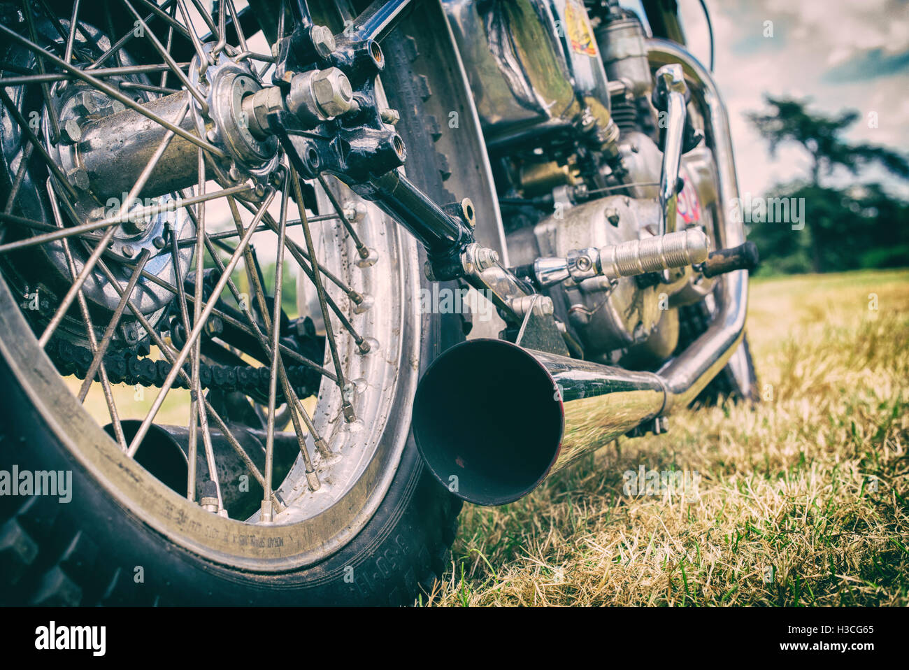 Triunfo de hierba personalizado vía de escape de motocicleta abstracta al Malle, La Milla de eventos de carreras. Londres . Vintage Retro / filtro aplicado Foto de stock