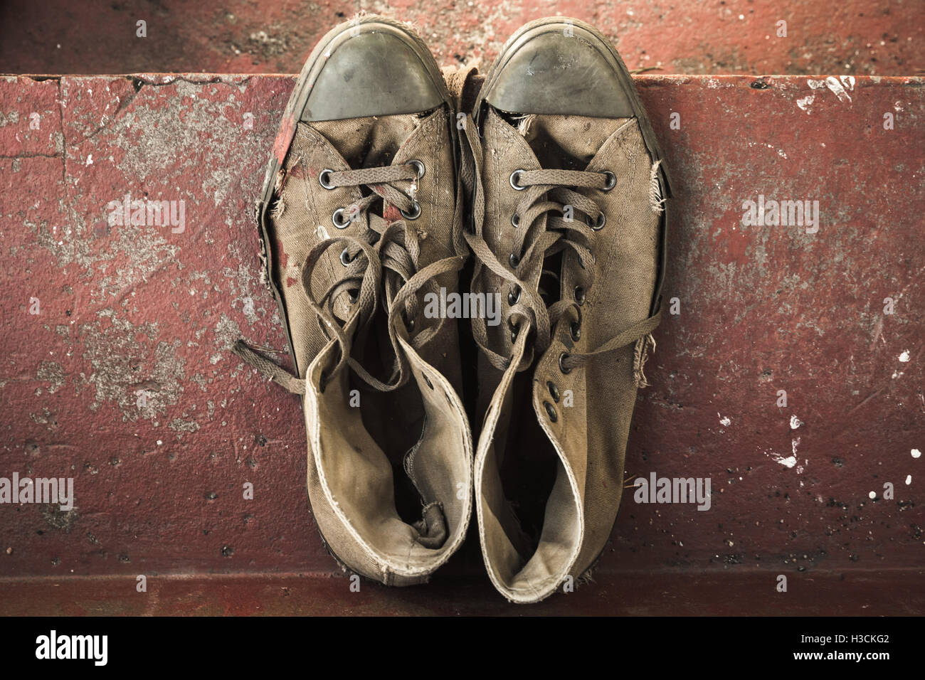 Old sneakers e imágenes de alta resolución - Alamy