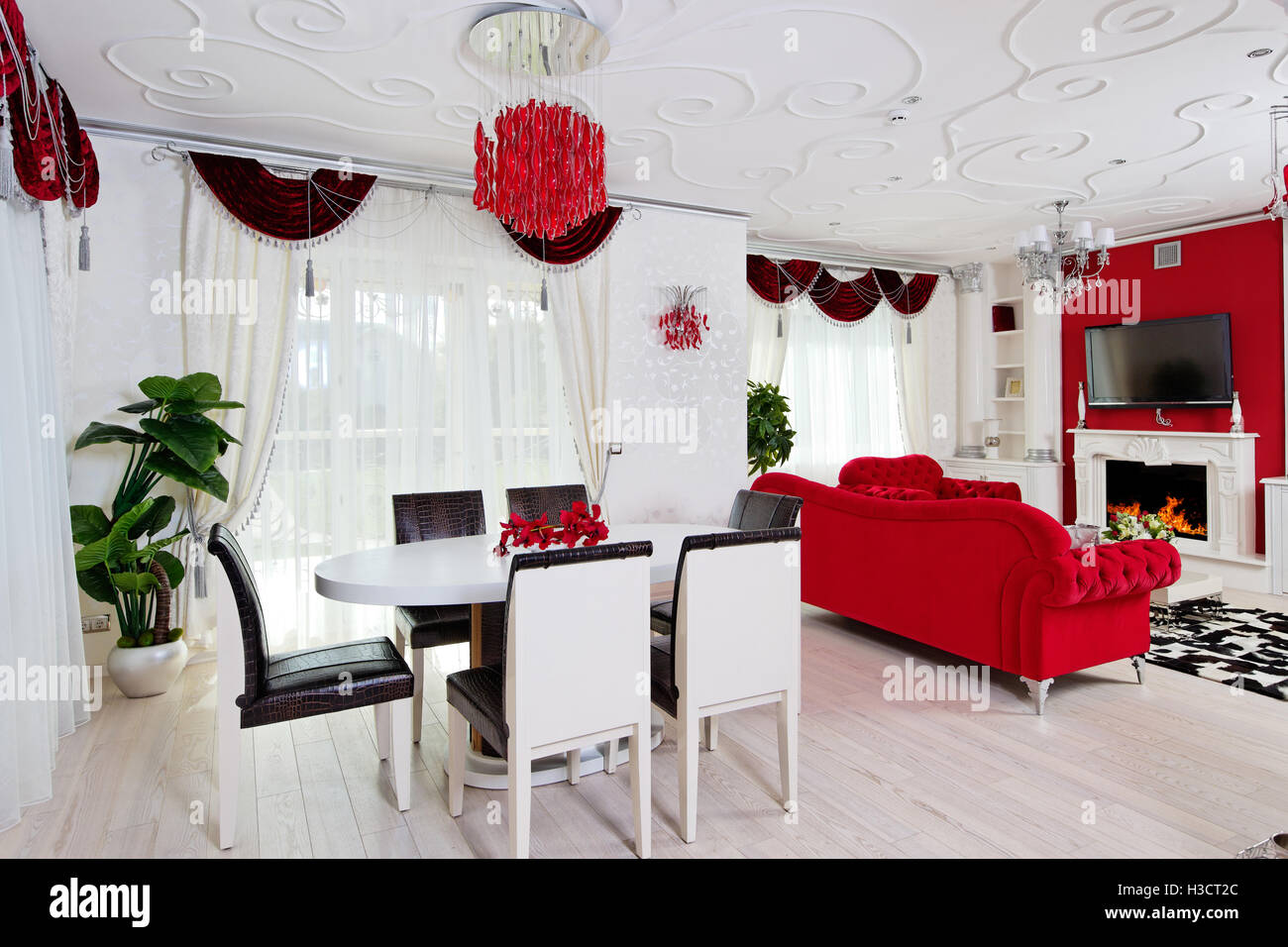 Salón clásico interior en colores blanco y rojo con mesa de comedor y  chimenea Fotografía de stock - Alamy
