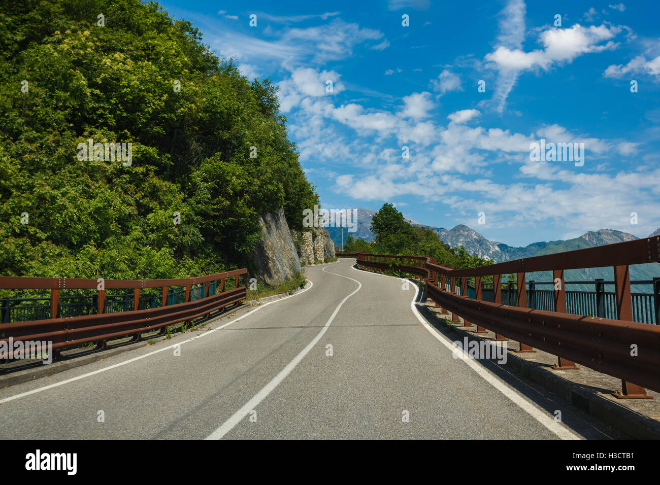 El camino a la cima de la montaña en el lago de Iseo, Italia Foto de stock