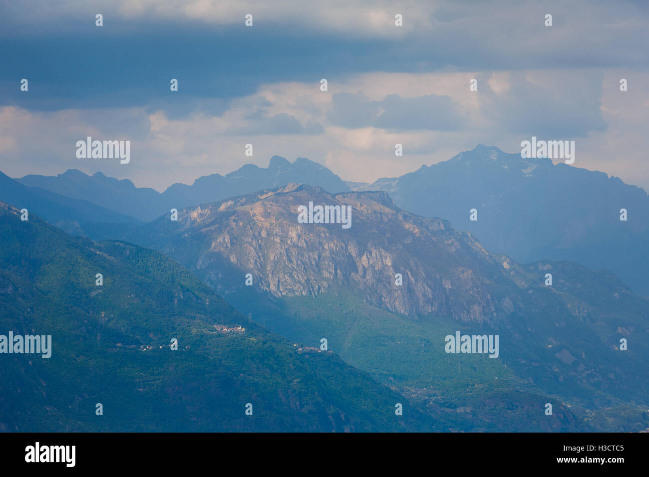 Las montañas Dolomitas en lago de Iseo, Italia Foto de stock