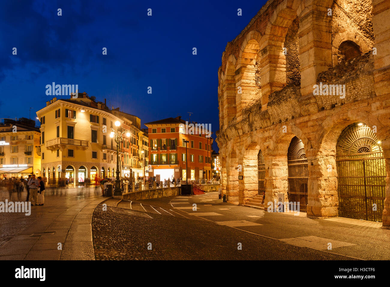 La plaza Bra cerca de la Arena de Verona en la ciudad de Verona, Italia Foto de stock