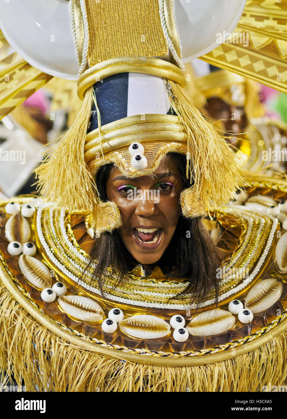 Hermosa mujer brasileña vestida con colorido disfraz de carnaval y bandera  de brasil durante el carnaval en la calle p