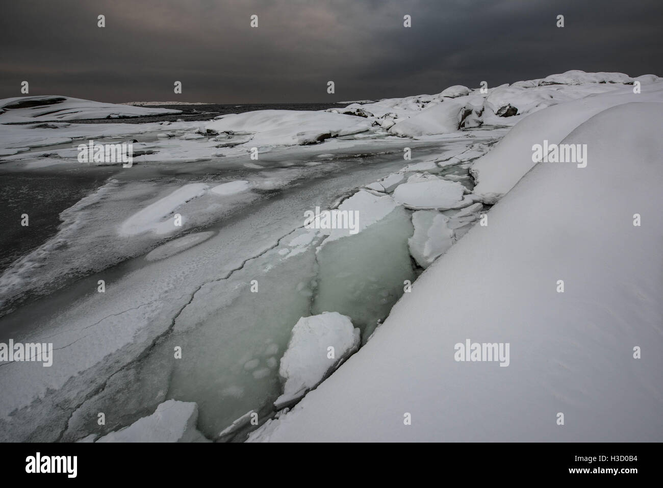 La nieve y el hielo en el mar en tierra llamado noruego verdens ende . Foto de stock