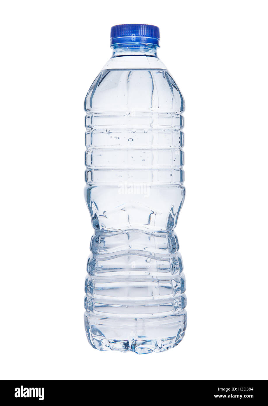 Botella de agua mineral sin gas de plástico sobre fondo blanco