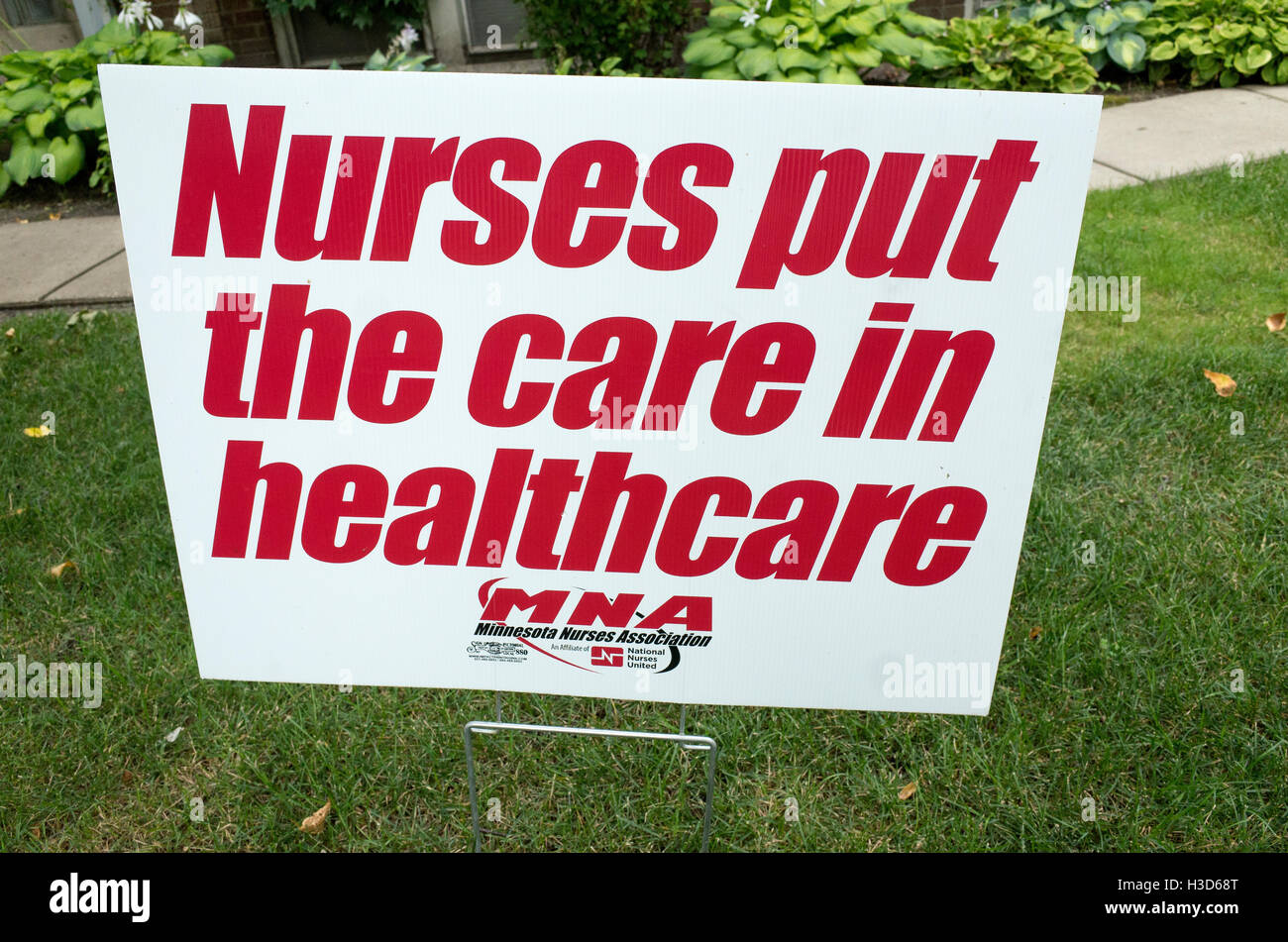 Asociación de Enfermeras de Minnesota MNA césped firmar protestando Allina Health healthcare ofrecen a las enfermeras. St Paul MN Minnesota EE.UU. Foto de stock