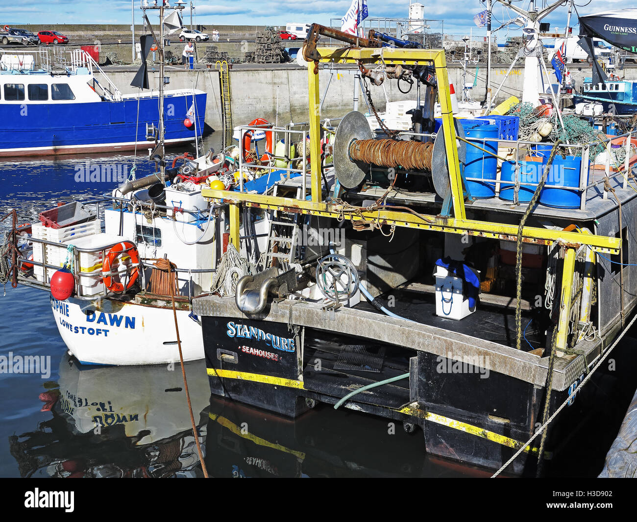 El bullicioso puerto de Seahouses, Northumberland Foto de stock