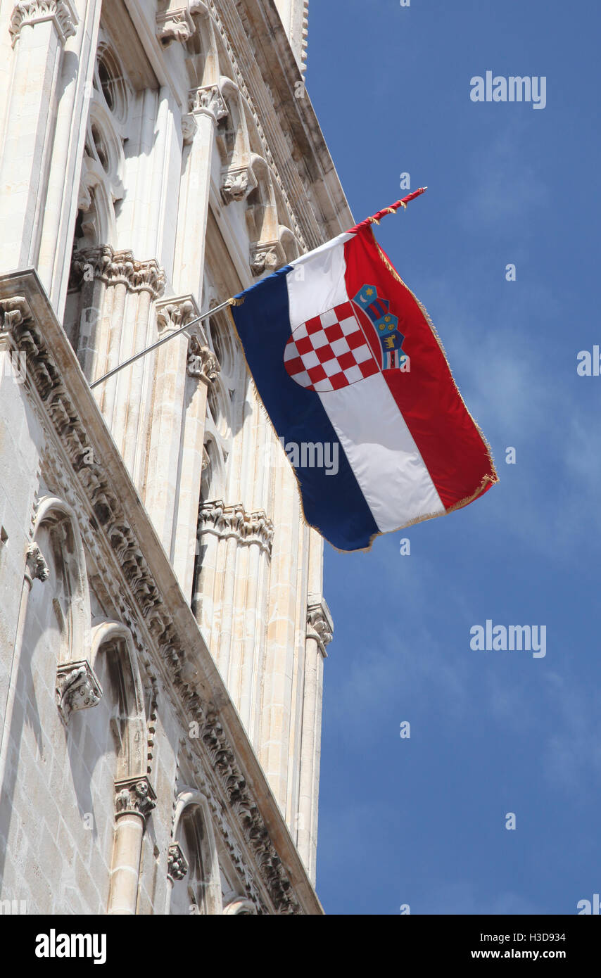 Bandera de Croacia en la pole en una torre Foto de stock