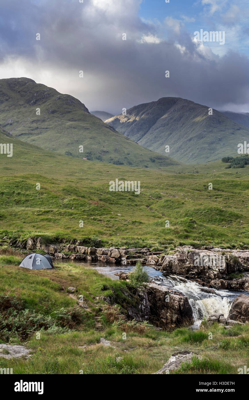 Camping agreste con domo ligero carpa junto al río Etive en Glen Etive cerca de Glencoe en las Highlands escocesas, Scotland, Reino Unido Foto de stock