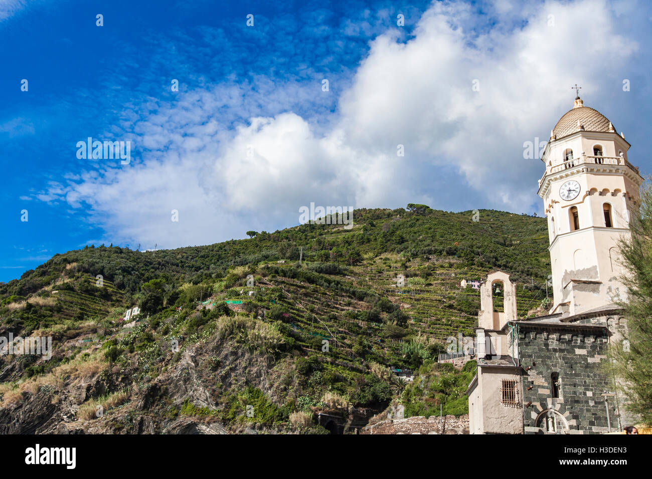 Vista del paisaje romántico en cinco tierras, Vernazza, Cinque Terre, Liguria, Italia, Europa. Foto de stock