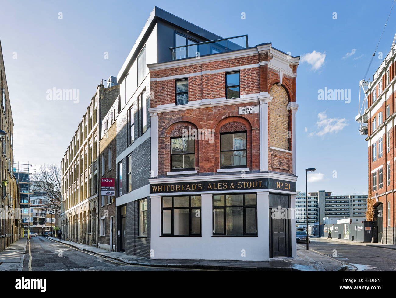 La conversión del viejo Londres Public House hasta apartamentos de lujo Foto de stock
