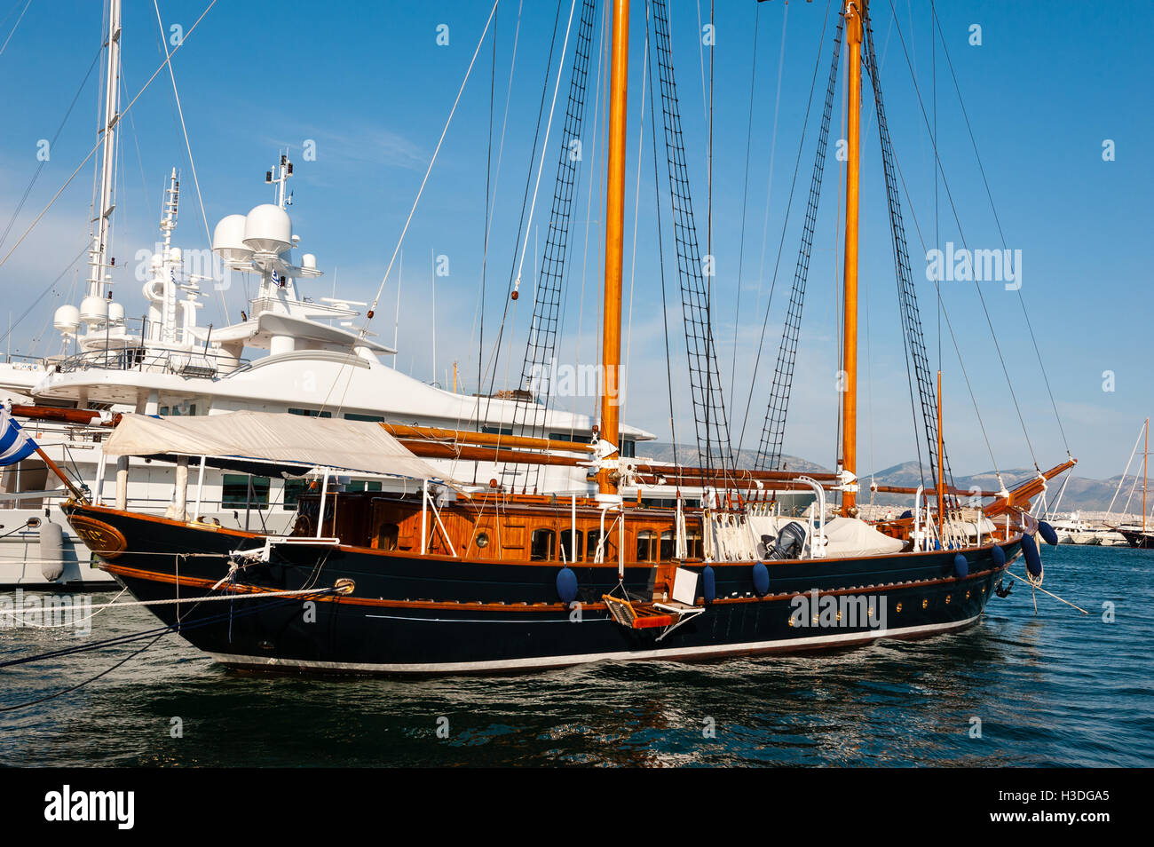 El Pireo, Grecia. Los barcos de la Marina. Foto de stock